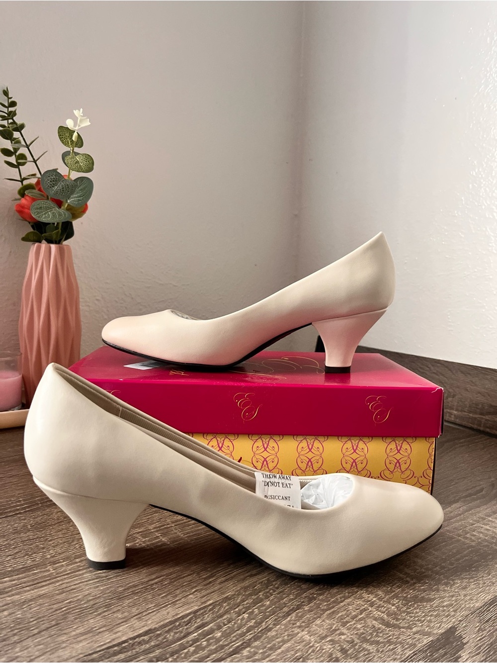 Easy Street Fabulous Women’s Bone Round Closed Toe Cone Heel Pumps Size 10